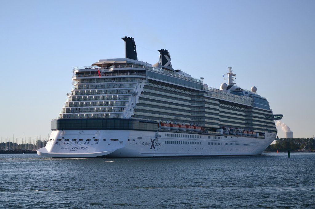 Die 314 Meter lange  Celebrity Eclipse  der Celebrity Cruises einlaufend im Warnemnder Seekanal. 24.07.12