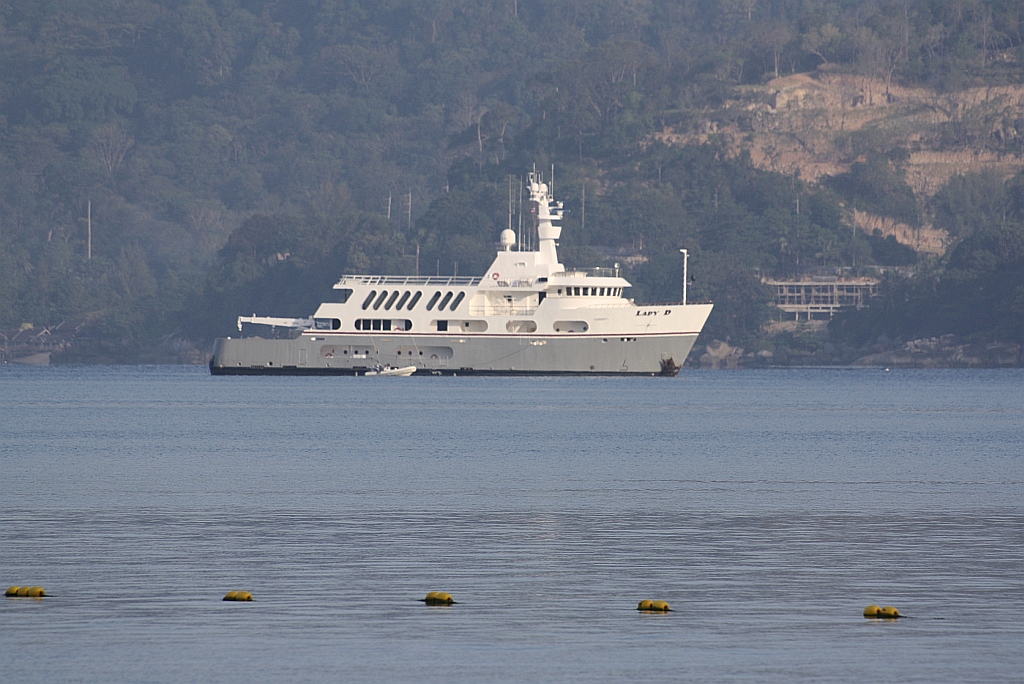 Die 56m Yacht  LADY D  (ex LADY J, ex SALEM, ex TORTUGA, ex QUEST), Baujahr 1976, Heimathafen Raffels Marina-Singapore am 07.Jänner 2012 in der Patong Bay. 

