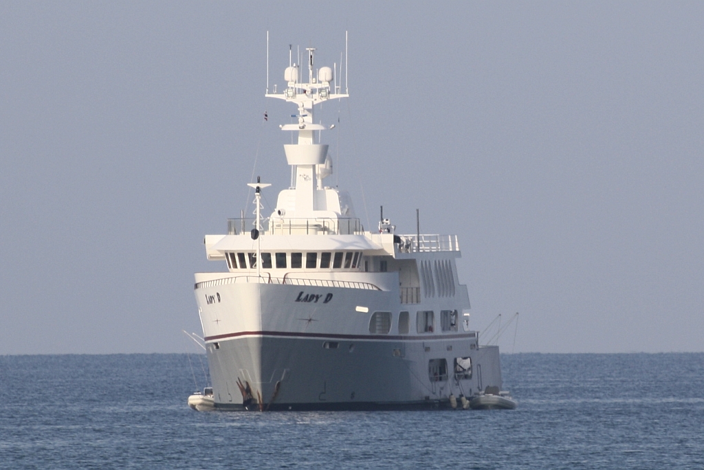 Die 56m Yacht  LADY D  (ex LADY J, ex SALEM, ex TORTUGA, ex QUEST), Baujahr 1976, Heimathafen Raffels Marina-Singapore am 07.Jänner 2012 in der Patong Bay. 
