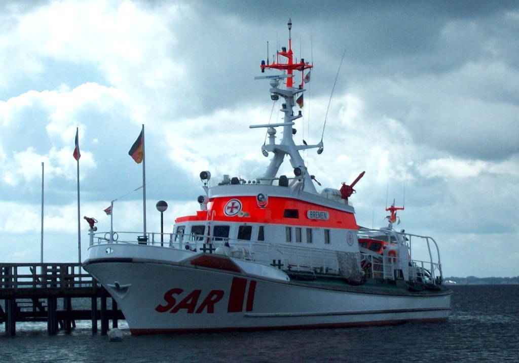 Die „ BREMEN “Seenotkreuzer der 27- Meter-Klasse mit Tochterboot „ VEGESACK “ Liegeplatz Grmitz in Holstein Baujahr 1993
L 28,25 m B 6,53 m Besatzung 8 Pers. Davon stndig 4 Geschw. 24 kn
01/09/2010 in Pelzerhaken gesehen 