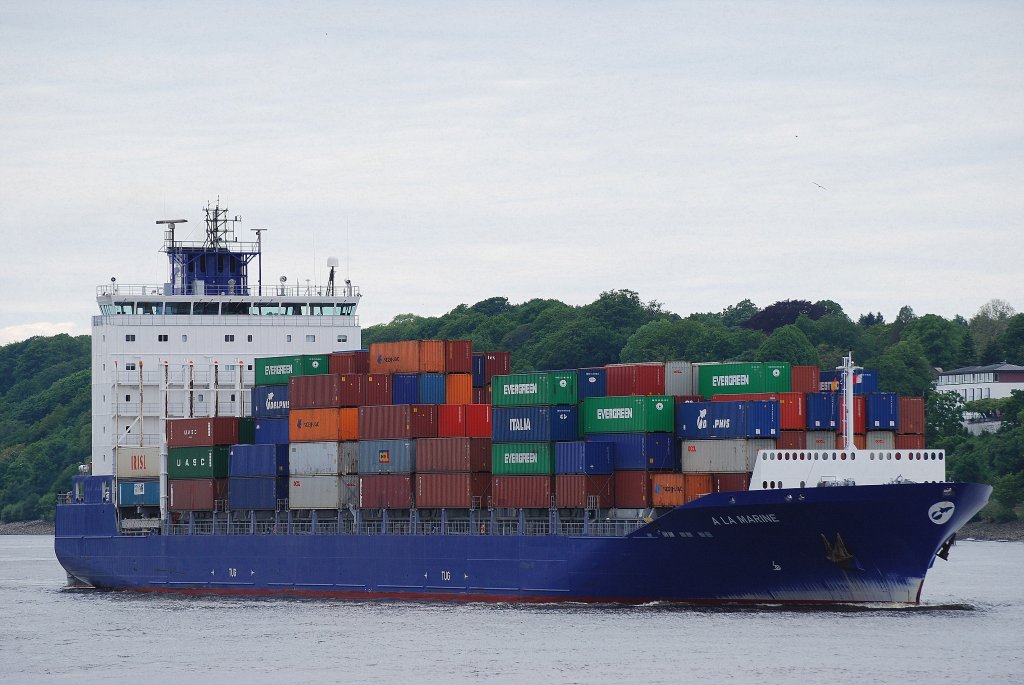 Die A La Marine IMO-Nummer:9386524 Flagge:Hong Kong Lnge:171.0m Breite:26.0m Baujahr:2009 Bauwerft:Peene Werft,Wolgast Deutschland am 01.06.10 in den Hamburger Hafen einlaufend.  