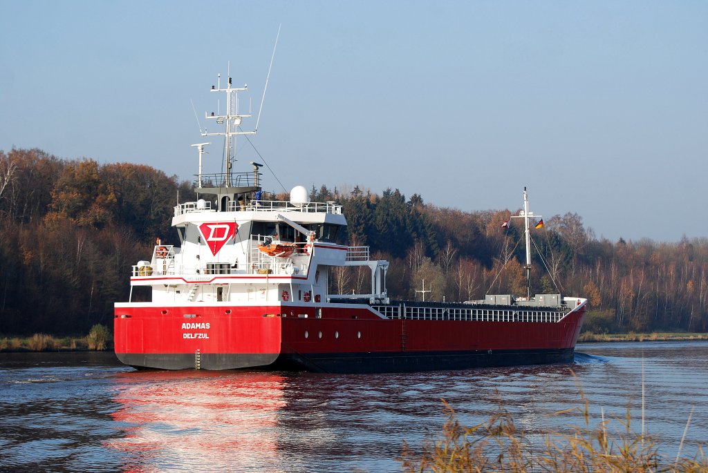 Die Adamas IMO-Nummer:9489558 Flagge:Niederlande Lnge:83.0m Breite:13.0m Baujahr:2010 Bauwerft:Scheepswerf Peters,Kampen Niederlande aufgenommen auf dem Nord-Ostsee-Kanal bei Grnental am 12.11.12