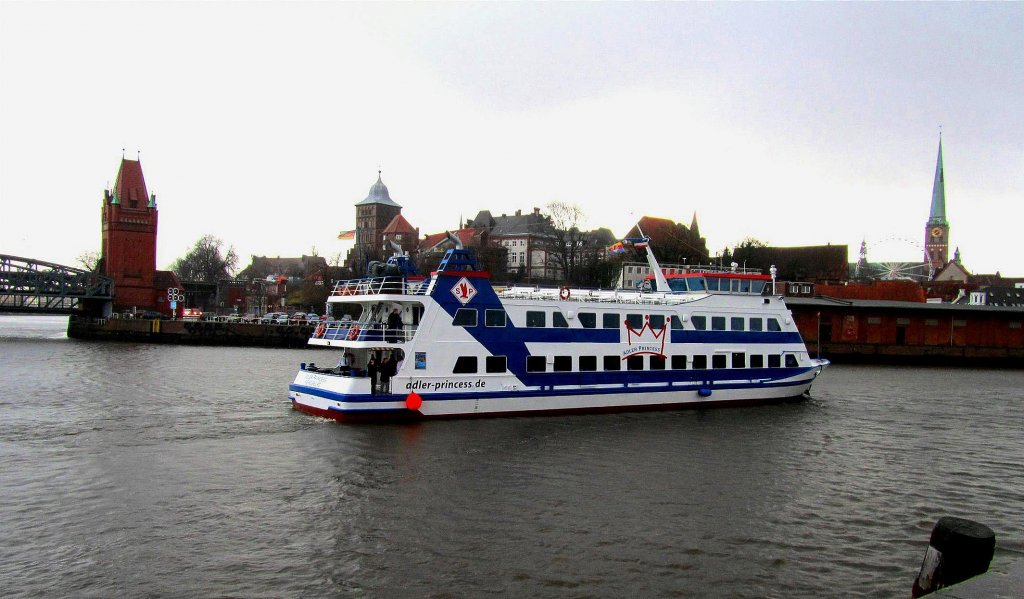 Die  ADLER PRINCESS  IMO 8876302 kommt aus dem Lübecker Burgtorhafen und läuft hier in den Hansahafen ein. Aufgenommen am 3.12.2011