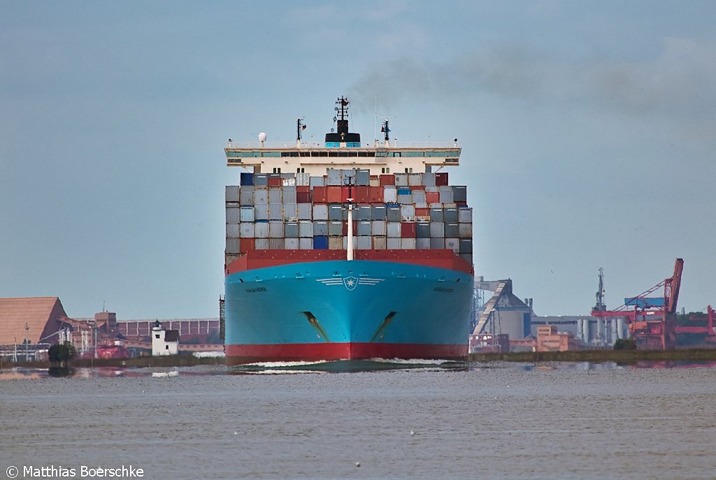 Die Adrian Maersk auf der Elbe bei Lhe Sand am 30.09.09.