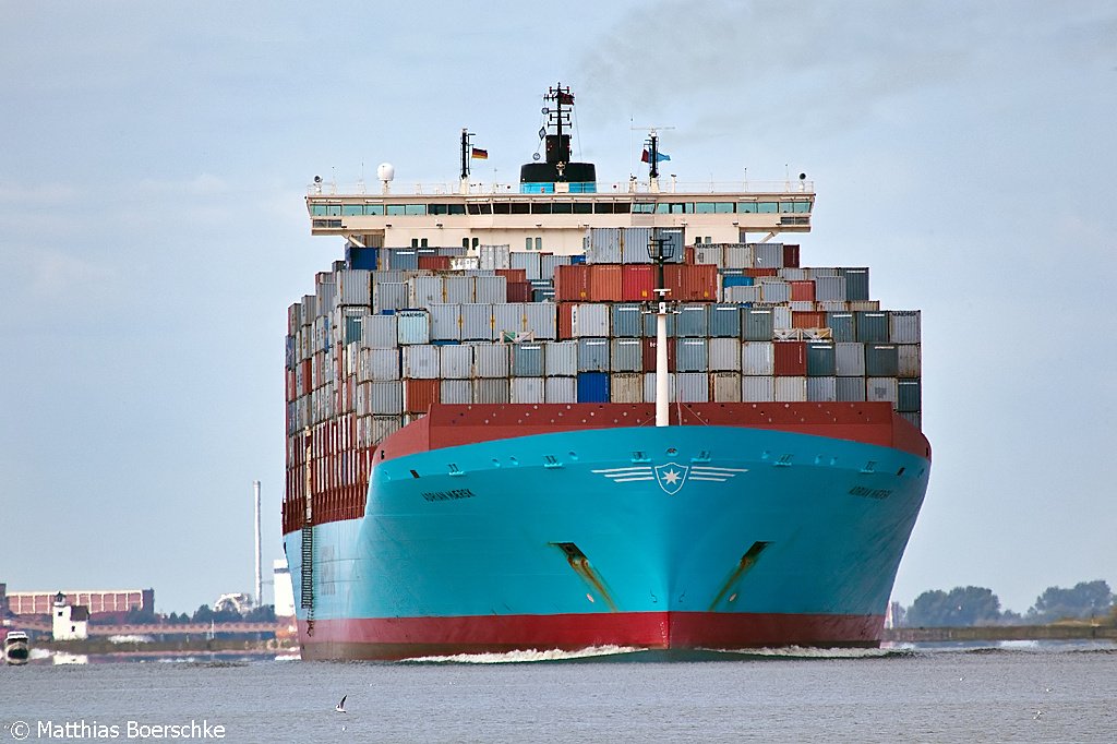 Die Adrian Maersk auf der Elbe bei Lhe Sand am 30.09.09.