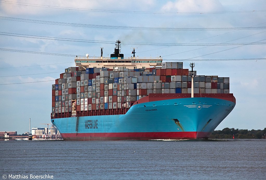 Die Adrian Maersk auf der Elbe bei Lhe Sand am 30.09.09.