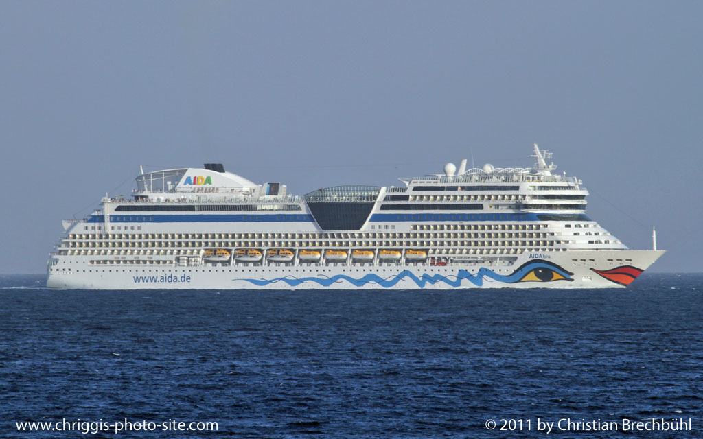 Die Aida blu geht auf grosse Reise, hier bei der Ausfahrt von Lanzarote am 1. Oktober 2010, Bild von Christian Brechbhl