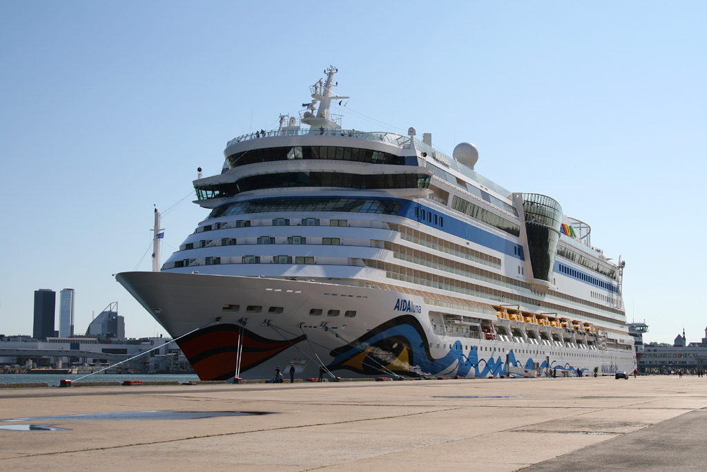 Die  Aida Luna  liegt am 24.05.2009 im Seehafen von Tallinn vor Anker.