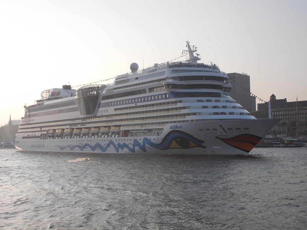 Die Aida Sol vor den Landungsbrcken beim 824.Hamburger Hafengeburtstag (9.5.13)