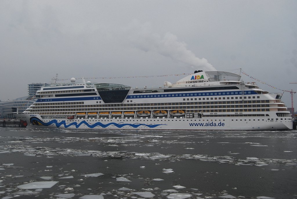 Die AIDAblu am 06.02.10 im Hamburger Hafen ihren drei Tages Trn ber die Nordsee hat der Cruise Liner mit eigener Brauerei an Bord wegen des Eises absagen mssen am 09.02.10 wird es von der Designerin Jette Joop in Hamburg getauft.