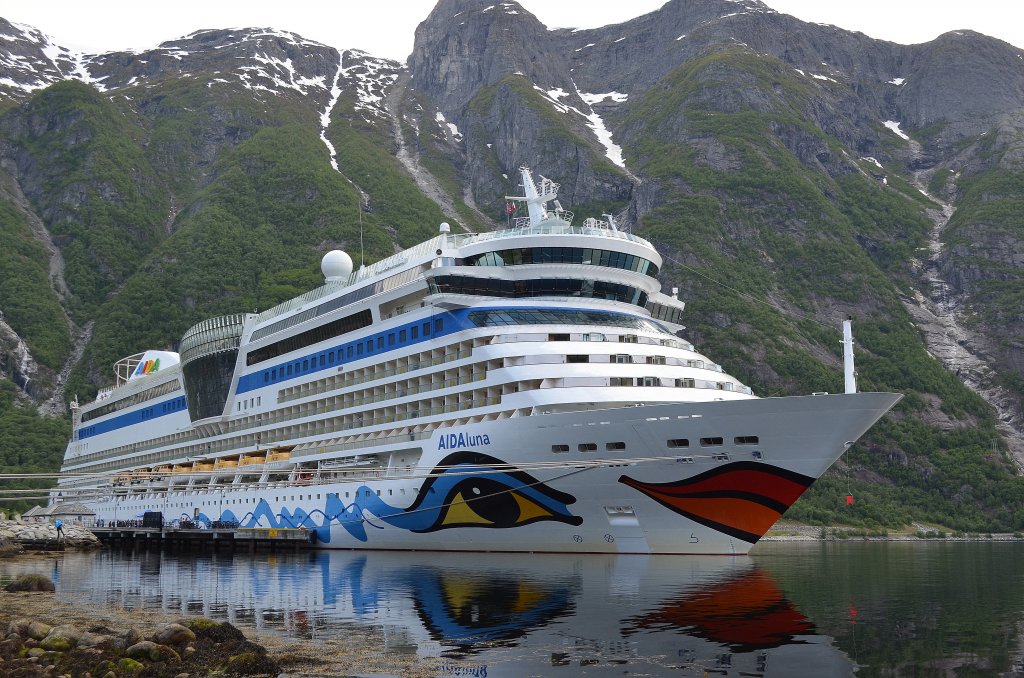 Die AIDAluna in Eidfjord am Hardangerfjord in Norwegen am 15.06.12 IMO-Nummer:9334868 Flagge:Italien Lnge:252.0m Breite:38.0m Tonnage:69.200BRZ Geschwindigkeit:20Knoten Besatzung:607 Passagiere:2050 Kabinenanzahl:1025 Bauajahr:2009 Bauwerft:Meyer Werft,Papenburg Deutschland.