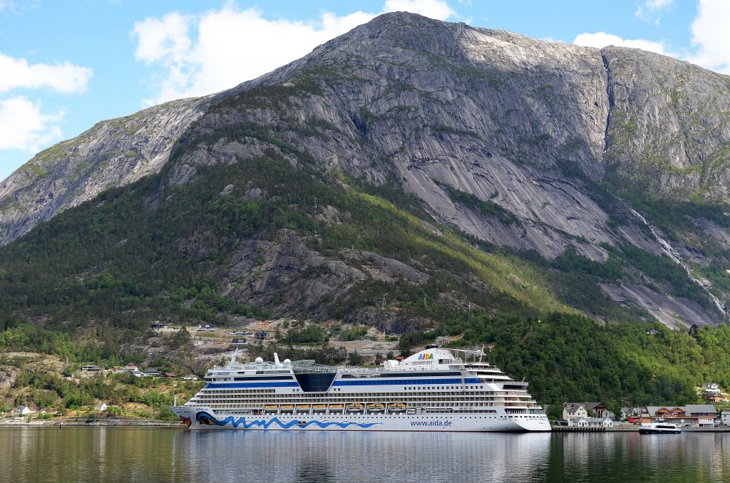 Die AIDAluna vor der schnen Kulisse von Eidfjord Norwegen am 15.06.12