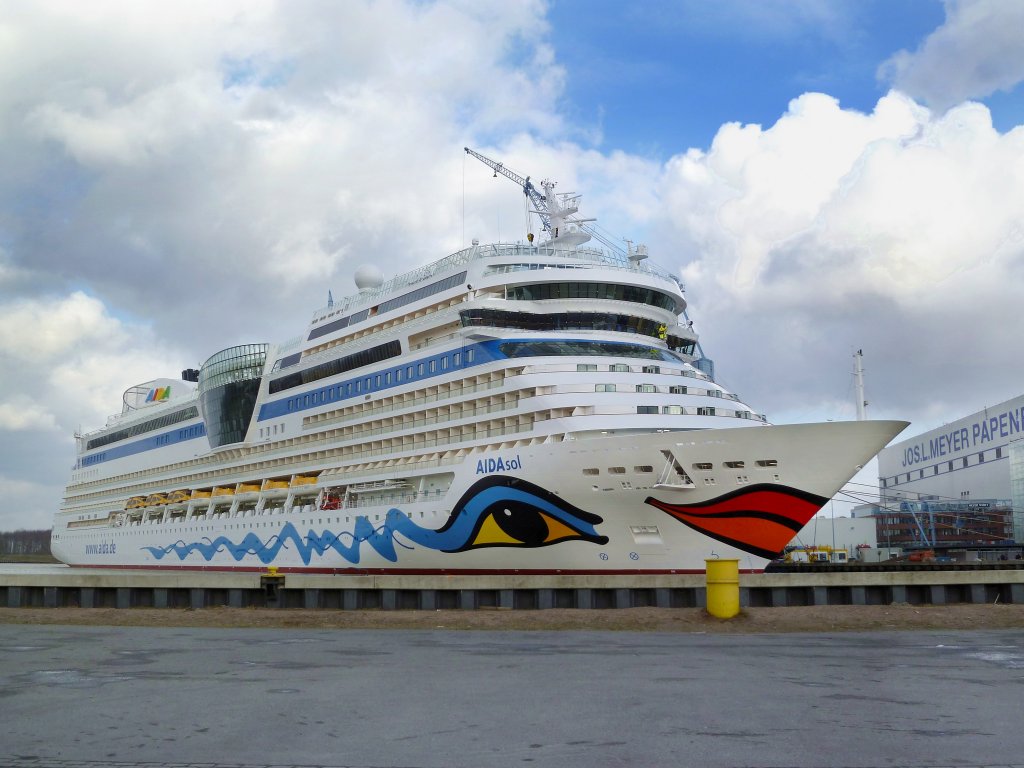 Die AIDAsol am 09.03.2011 vor der Meyer Werft in Papenburg.