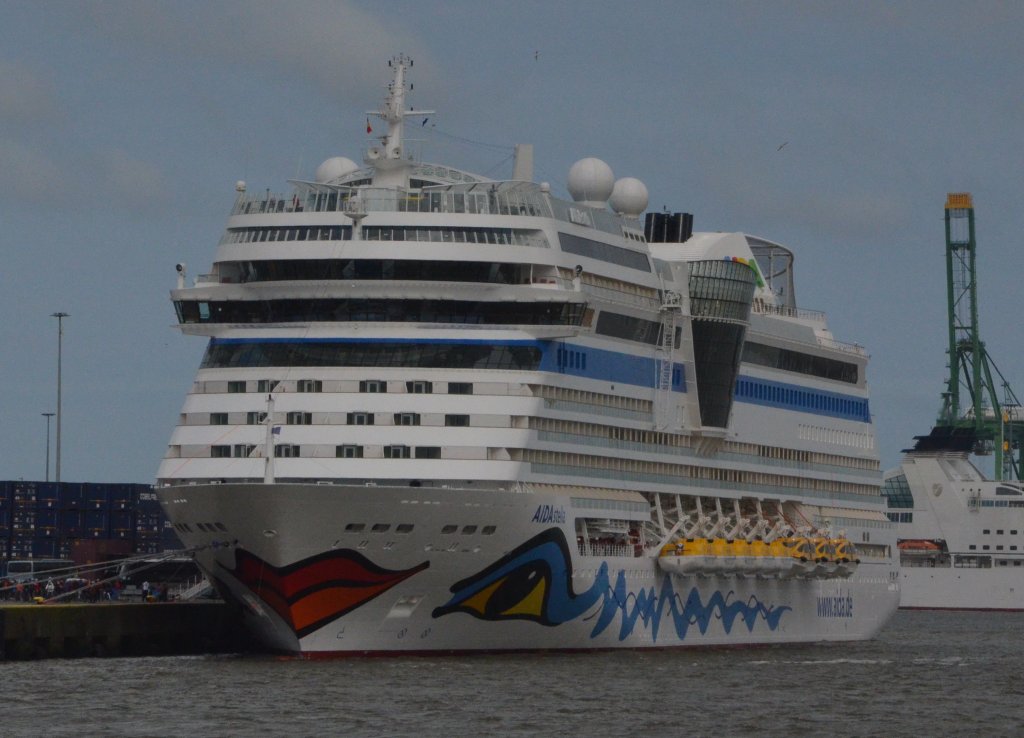 Die AIDAsol im Hafen von Zeebrugge/Belgien vor Anker. Gesehen am 22.05.2013. Inbetriebnahme: 2011, Lnge 252 Meter, Breite32,2, Meter, Tiefgang: 7,2 Meter, Besatzung: 607, Passagiere 2570