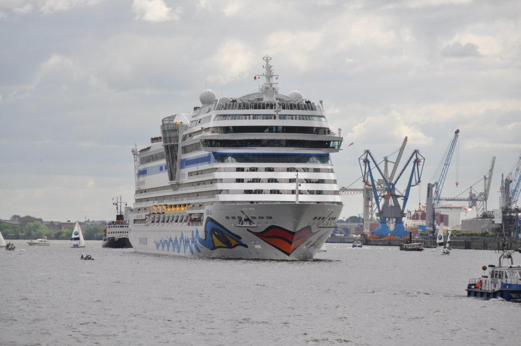 die  Aidasol  macht am 13.05.2012 Platz am Terminal in Hamburg fr die  Queen Mary 2 ,hier Fluabwrts in Hhe Landungsbrcken