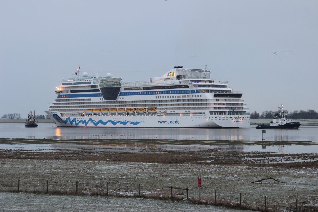 Die AIDAstella vor dem Emssperrwerkes bei Oldersum, am 09.02.2013