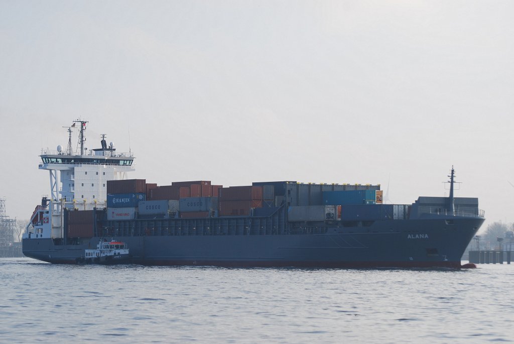 Die Alana IMO-Nummer:9297589 Flagge:Grobritannien Lnge:149.0m Breite:22.0m Baujahr:2004 Bauwerft:Sietas,Hamburg Deutschland Stellpltze fr 868 TEU mit Lotsenboot Lotse 1 am 21.11.09 vor Hamburg Teufelsbrck.