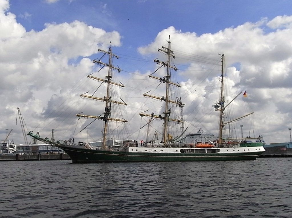 Die  Alexander von Humboldt  Hh. Bremerhaven, auf ihrer letzten Hanse Sail in Rostock am 15.08.2011. Der Segler wird durch die AvH II ersetzt und nimmt an keiner Sail mehr teil.