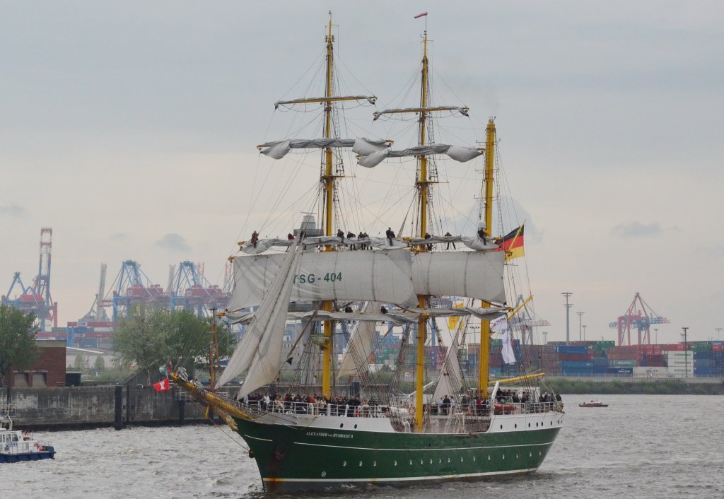 Die Alexander von Humboldt II, ein Dreimastsegler bei der Geburtstagsparade in Hamburg am 09.05.2013.

