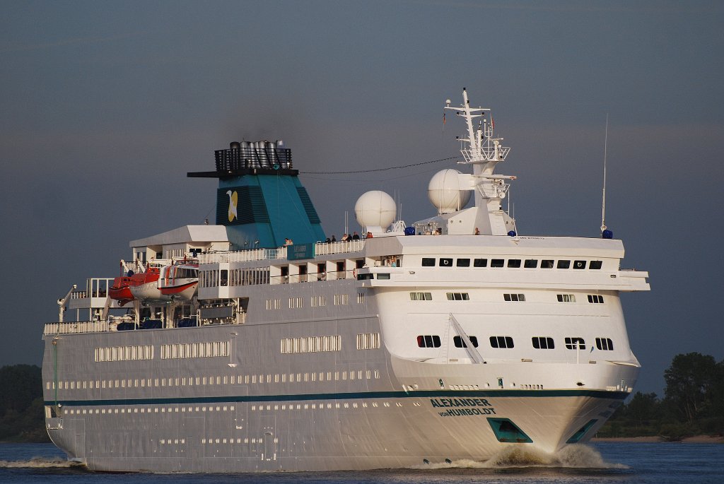 Die Alexander von Humboldt IMO-Nummer:8709573 Lnge:150.0m Breite:20.0m Flagge:Bahamas Tonnage:15.400BRZ Geschwindigkeit:16Knoten Besatzung:240 Passagiere:470 Kabinenanzahl:254 Bauwerft:Naval de Levante,Valencia Spanien aus Hamburg auslaufend am 05.06.10