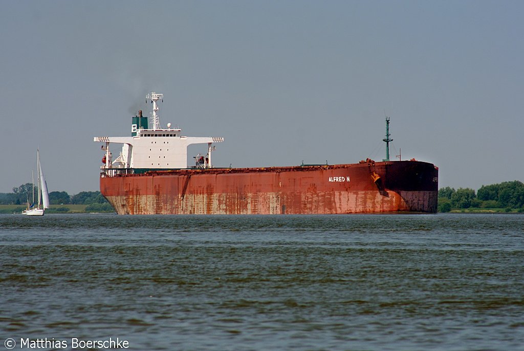 Die Alfred N auf der Elbe bei Abbenfleth am 25.07.06.