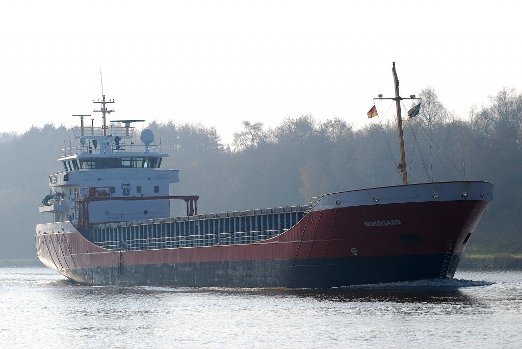 Die am 12.11.11 auf dem Nord-Ostsee-Kanal bei Grnental aufgenommene Nordgard
IMO-Nummer:9148180 Flagge:Niederlande Lnge:89.0m Breite:12.0m Baujahr:1999 Bauwerft:Peters Scheepswerf,Kampen Niederlande.