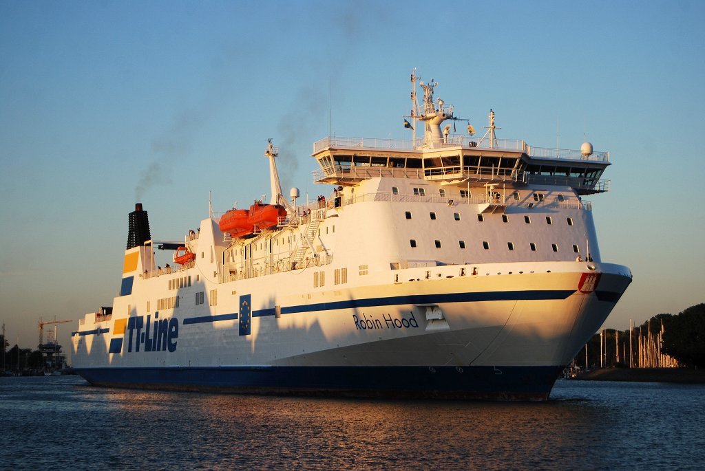 Die am Abend des 04.06.11 in Travemnde einlaufende Robin Hood IMO-Nummer:9087465 Flagge:Deutschland Lnge:180.0m Breite:27.0m Baujahr:1995 Bauwerft:STX Finnland,Rauma Finnland