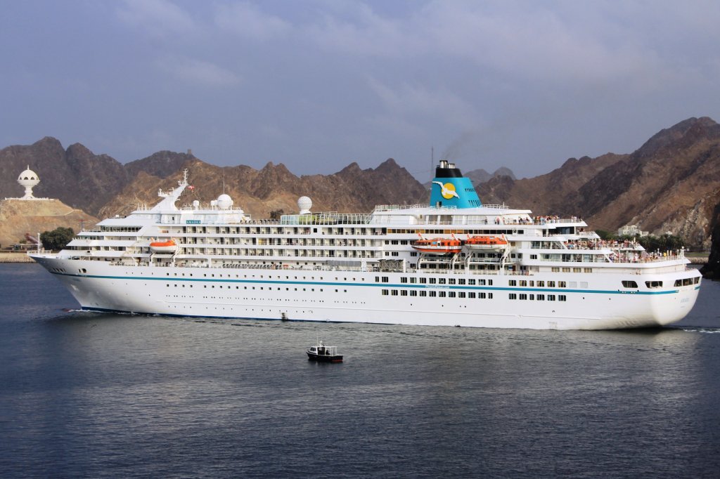 Die Amadea von Phönix Reisen beim Auslaufen in Muscat. IMO: 8913162. 16.April 2012