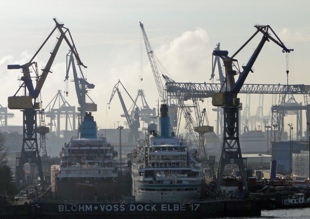 Die  Amanda  Lnge:192,0 m und die Albertros  Lnge: 205,0 m liegen im Doppelpack bei Blohm + Voss am 02.12.2009 im Trockendock. Leider bei Gegenlicht und Dunst.