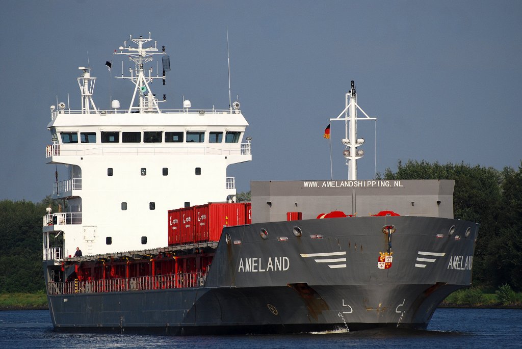 Die Ameland IMO-Nummer:9508794 Flagge:Niederlande Lnge:122.0m Breite:16.0m Baujahr:2009 Bauwerft:Zhejiang Hongxin Shipbuilding,Taizhou Jiangsu China auf dem Nord-Ostsee-Kanal nach Brunsbttel fahrend am 20.08.11