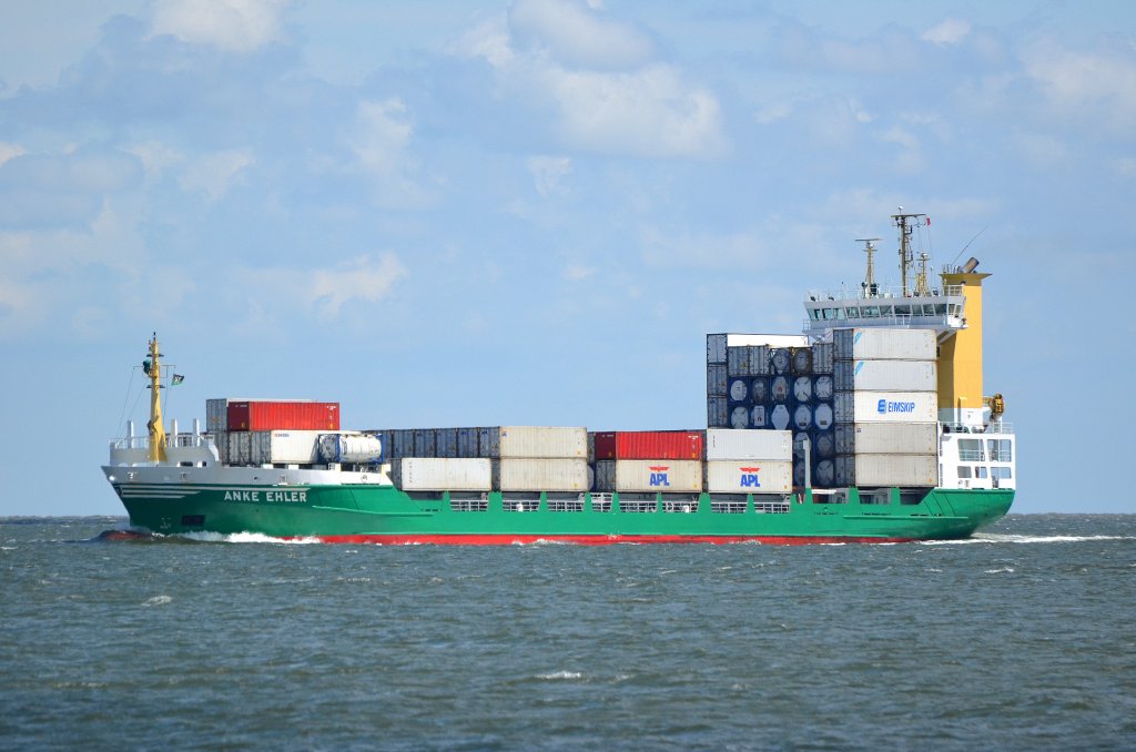 Die Anke Ehler IMO-Nummer:9208459 Flagge:Deutschland Lnge:118.0m Breite:18.0m Baujahr:2000 Bauwerft:Sietas,Hamburg Deutschland Stellpltze fr 658 TEU vor Cuxhaven am 15.07.12