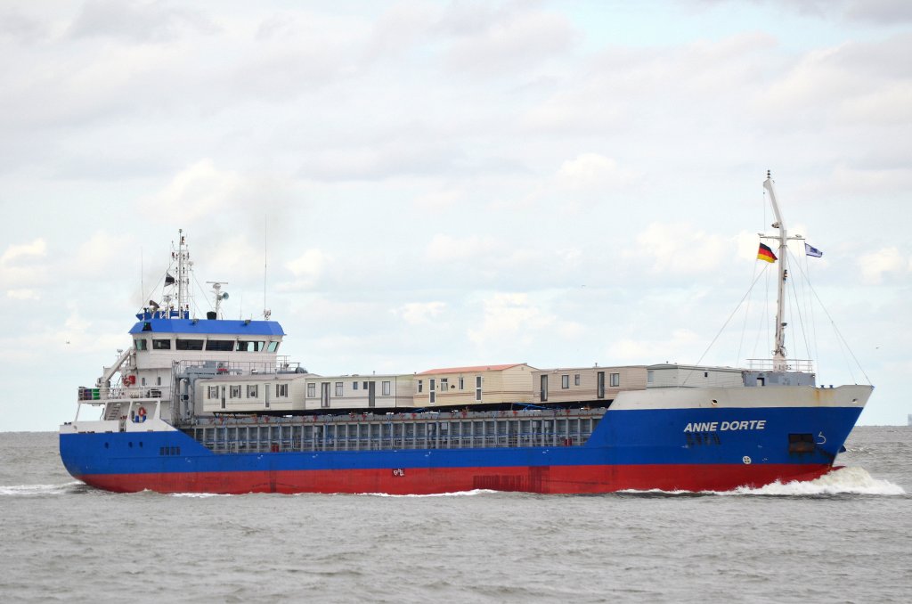 Die Anne Dorte IMO-Nummer:9466233 Flagge:Niederlande Lnge:88.0m Breite:13.0m Baujahr:2011 vor Cuxhaven am 15.07.12