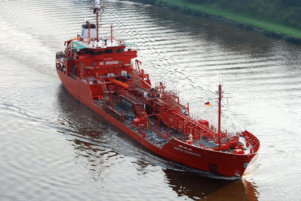 Die Annette Essberger IMO-Nummer:9036284 Flagge:Portugal Lnge:90.0m Breite:15.0m Baujahr:1992 Bauwerft:Sietas,Hamburg Deutschland passiert am 03.09.11 auf dem Nord-Ostsee-Kanal die Grnentaler Hochbrcke.