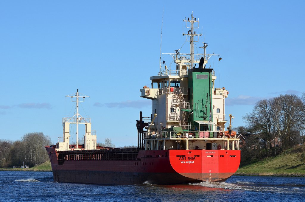 Die Antonia IMO-Nummer:9195810 Flagge:Finnland Länge:89.0m Breite:13.0m Baujahr:1999 Bauwerft:Damen Shipyard Galatz,Galati Rumänien auf dem Nord-Ostsee-Kanal bei Rendsburg am 07.04.12