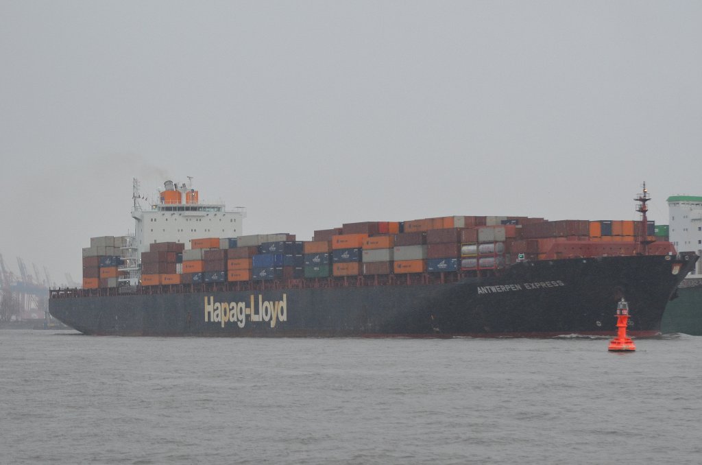 Die Antwerpen Express IMO-Nummer:9193288 Flagge:Deutschland Lnge:294.0m Breite:32.0m Baujahr:2000 Bauwerft:Hyundai Heavy Industries,Ulsan Sdkorea auslaufend aus Hamburg vor Teufelsbrck am 10.12.11