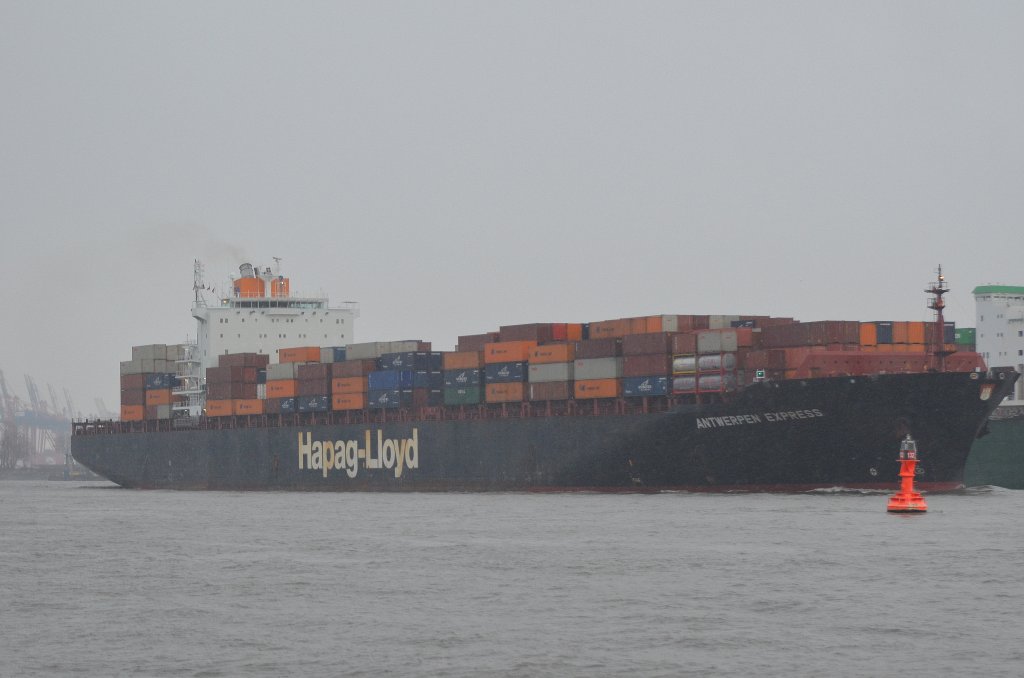 Die Antwerpen Express IMO-Nummer:9193288 Flagge:Deutschland Lnge:294.0m Breite:32.0m Baujahr:2000 Bauwerft:Hyundai Heavy Industries,Ulsan Sdkorea auslaufend aus Hamburg vor Teufelsbrck am 10.12.11