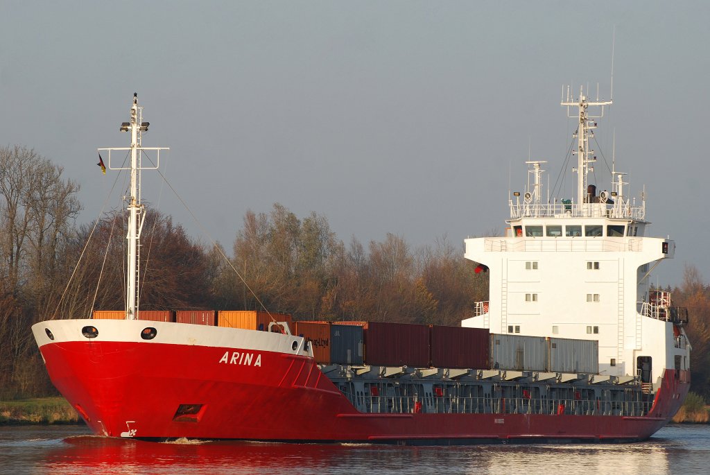 Die Arina IMO-Nummer:8806163 Flagge:Litauen Lnge:105.0m Breite:17.0m Baujahr:1989 Bauwerft:Sietas,Hamburg Deutschland aufgenommen auf dem Nord-Ostsee-Kanal zwischen Grnental und Fischerhtte.