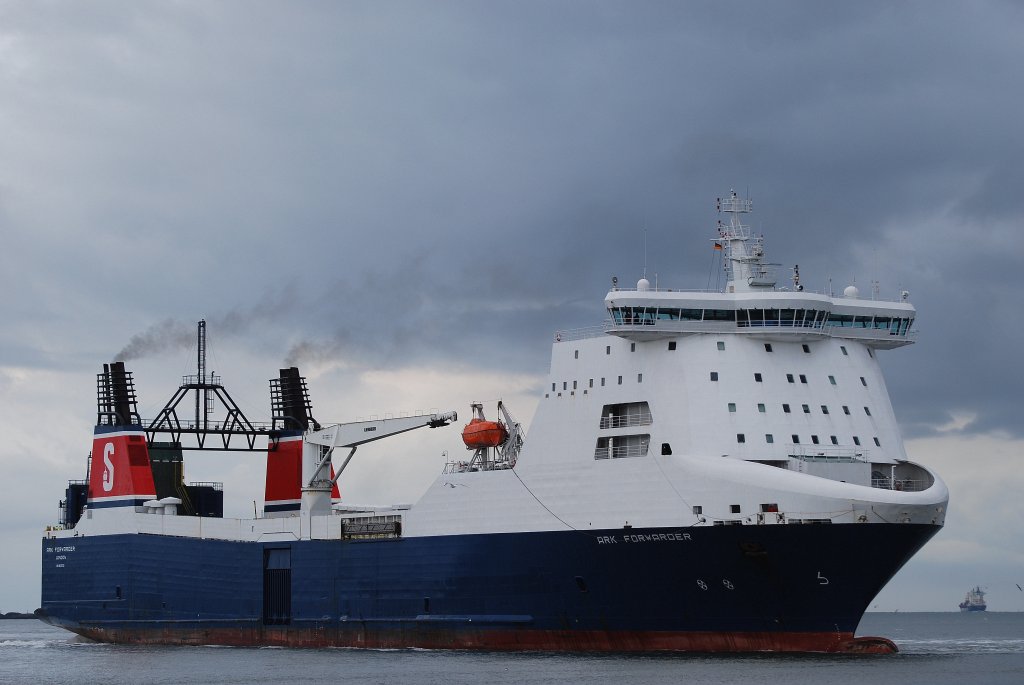 Die Ark Forwarder IMO-Nummer:9138783 Flagge:Grobritannien Lnge:185.0m Breite:25.0m Baujahr:1998 Bauwerft:Esercizio Cantieri,Viareggio Italien in Cuxhaven am 16.06.11