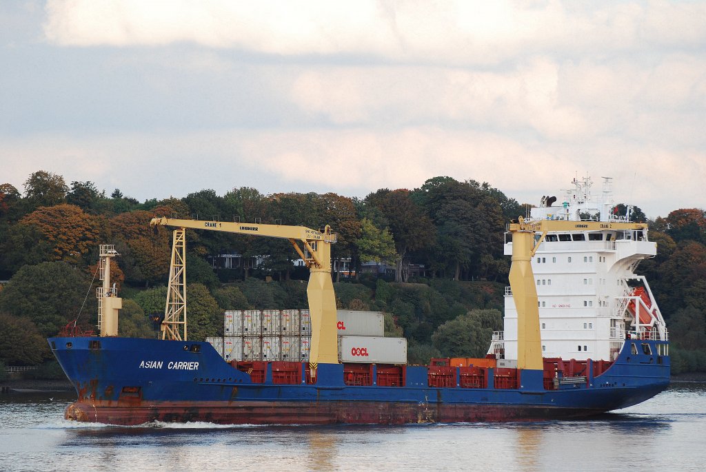 Die Asian Carrier IMO-Nummer:9271963 Flagge:Antigua und Barbuda Lnge:100.0m Breite:19.0m Baujahr:2003 Bauwerft:Jinling Shipyard,Nanjing  China auslaufend aus Hamburg am 17.10.10
