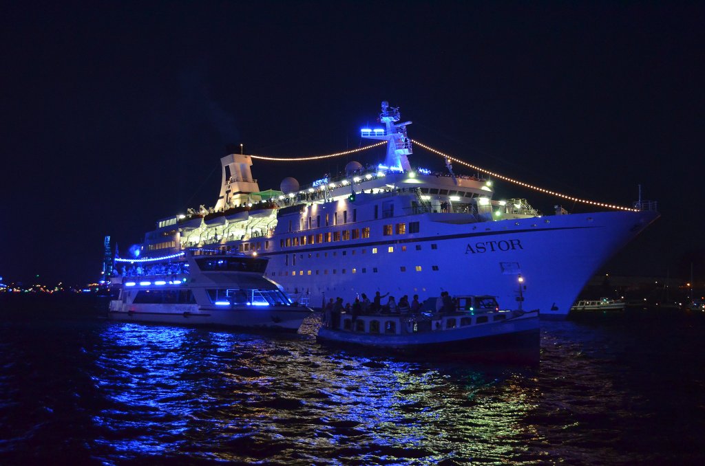 Die Astor IMO-Nummer:8506373 Flagge:Bahamas Länge:176.0m Breite:22.0m Tonnage:21.000BRZ Geschwindigkeit:16,5Knoten Besatzung:278 Passagiere:578 Kabinenanzahl:289 Baujahr:1987 Bauwerft:Howaldtswerke,Kiel Deutschland am 18.08.12 bei den Cruise Days in Hamburg.