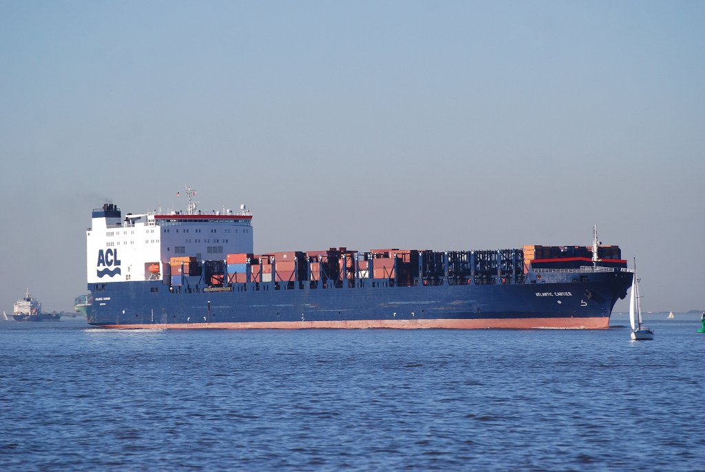 Die Atlantic Cartier IMO-Nummer:8215481 Flagge:Schweden Lnge:293.0m Breite:33.0m Baujahr:1985 Bauwerft:Constructions Navales Du Littoral,La Ciotat Frankreich in Richtung Hamburg fahrend bei Twielenfleth am 01.10.11