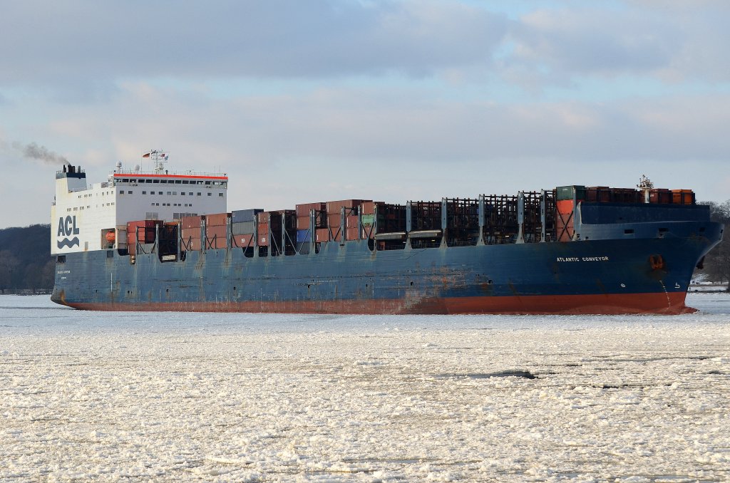 Die Atlantic Conveyor IMO-Nummer:8215534 Flagge:Schweden Lnge:292.0m Breite:32.0m Baujahr:1985 Bauwerft:Swan Hunter High Walker,Newcastle upon Tyne Grobritannien passiert einlaufend in den Hafen von Hamburg den Rschpark Finkenwerder aufgenommen am 04.02.12