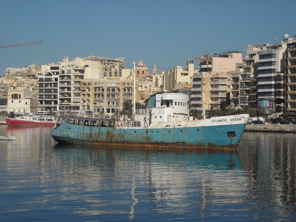 Die  Atlantic Ocean  ist eigentlich ein Fall zum abwracken, aber Sie liegt im Hafen von Sliema (Malta) und rostet vor sich hin. 18.11.2009