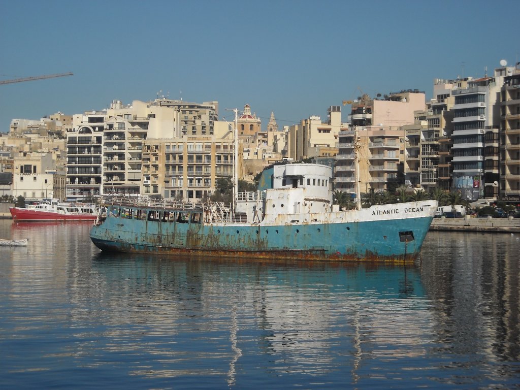 Die  Atlantic Ocean  ist eigentlich ein Fall zum abwracken, aber Sie liegt im Hafen von Sliema (Malta) und rostet vor sich hin. 18.11.2009