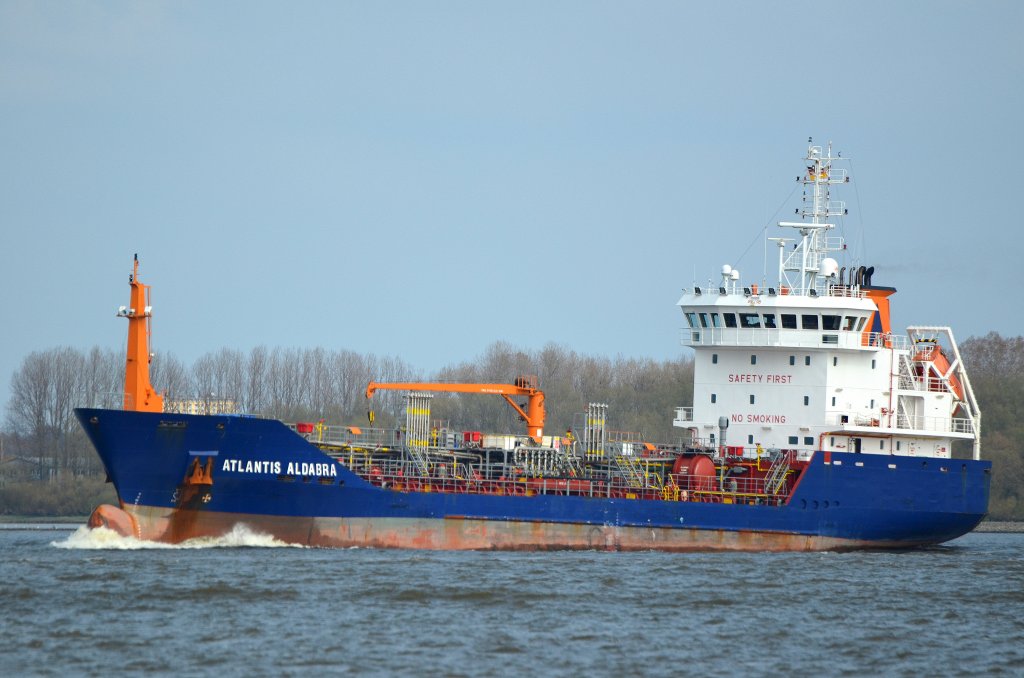 Die Atlantis Aldabra IMO-Nummer:9316012 Flagge:Malta Lnge:92.0m Breite:14.0m Baujahr:2005 Bauwerft:Celiktrans Shipbuilding,Istanbul Trkei aufgenommen auf der Elbe bei Lhe am 15.04.12