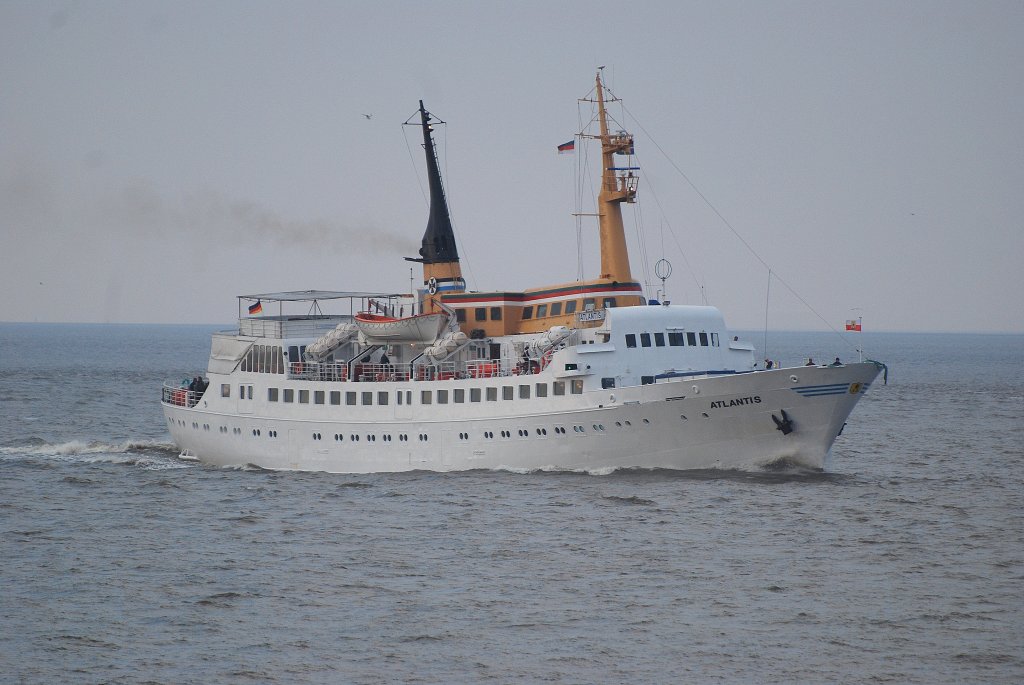 Die Atlantis IMO-Nummer:7214545 Flagge:Deutschland Lnge:76.0m Breite:12.0m Baujahr:1972 Bauwerft:HDW,Kiel Deutschland am 11.04.10 kurz vor dem einlaufen in Cuxhaven. 	 