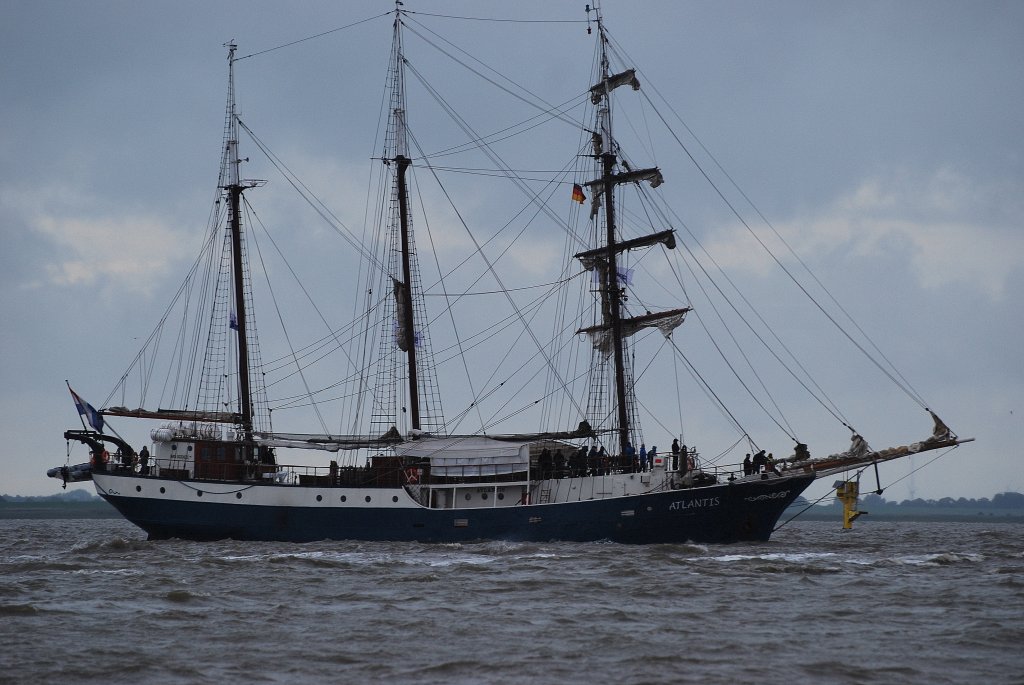 Die Atlantis Lnge:57,00m Breite:7,45m Tiefgang:4,70m Segelflche:742m Besatzung:14 Personen auf der Sail 2010 in Bremerhaven am 29.08.10