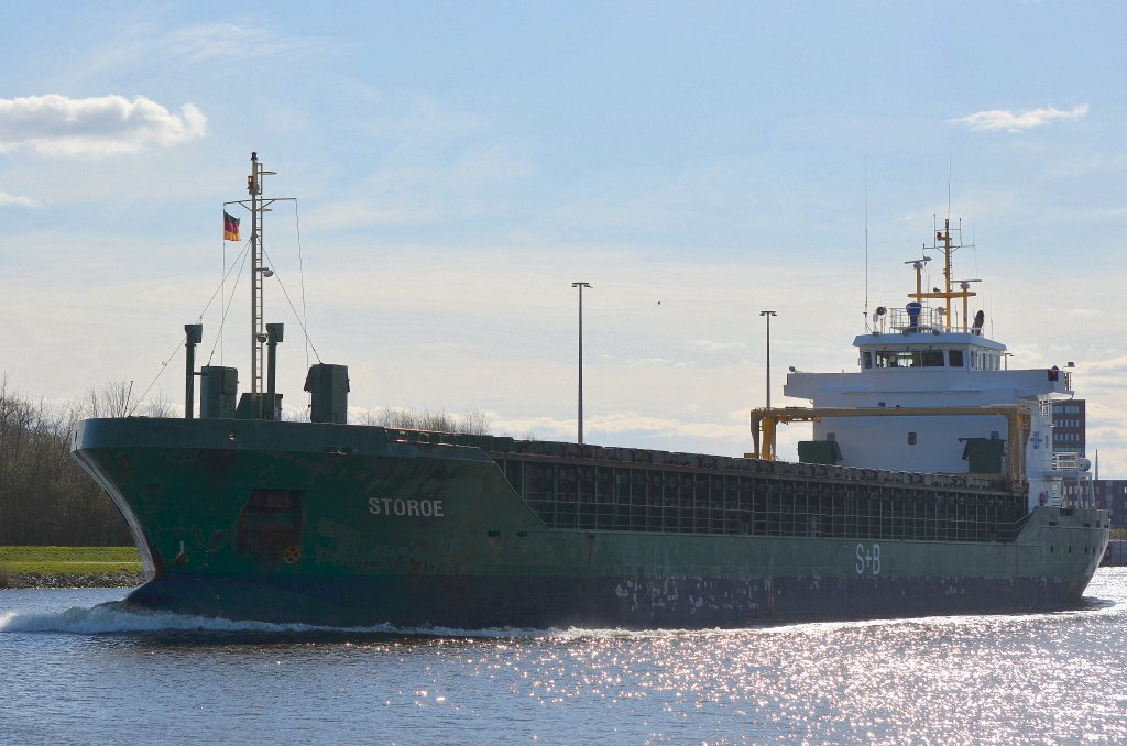 Die auf dem Nord-Ostsee-Kanal aus Brunsbttel kommende Storoe IMO-Nummer:9325130 Flagge:Zypern Lnge:90.0m Breite:15.0m Baujahr:2004 Bauwerft:Bodewes Shipyard,Hoogezand Niederlande aufgenommen am 07.04.12 bei Rendsburg.