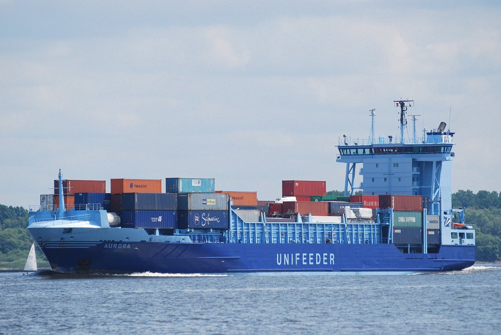 Die Aurora IMO-Nummer:9234989 Flagge:Zypern Lnge:134.0m Breite:22.0m Baujahr:2001 Bauwerft:Sietas,Hamburg Deutschland Stellpltze fr 868 TEU passiert am 26.06.10 auslaufend aus Hamburg den Fhranleger in Lhe.