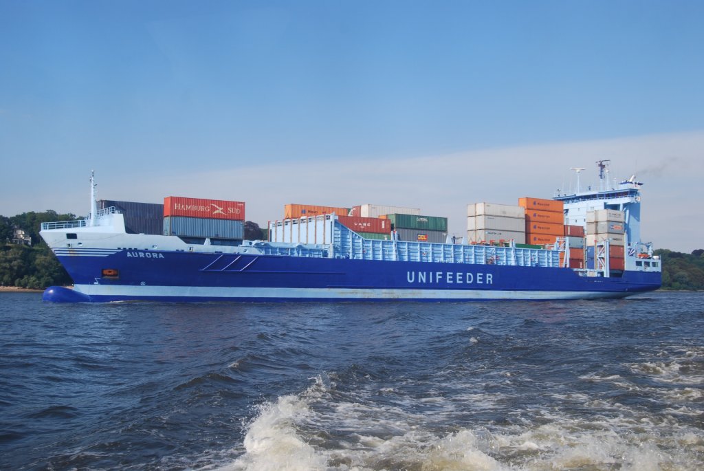 Die Aurora IMO-Nummer:9234989 Flagge:Zypern Lnge:134.0m Breite:22.0m Baujahr:2001 Bauwerft:Sietas,Hamburg Deutschland Stellpltze fr 868 TEU auslaufend aus Hamburg am 07.08.10